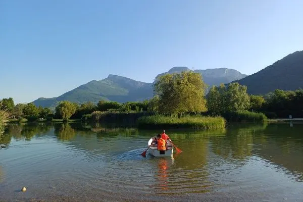 Challes les Eaux: Ensemencement du plan d'eau