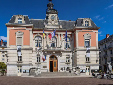 Les obsèques de Louis Besson se tiendront samedi 11 avril  - Communiqué