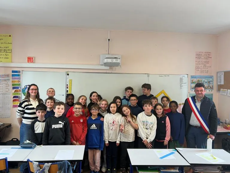 Le maire à la rencontre des élèves de l'école de Laurenan — Commune de Gomené