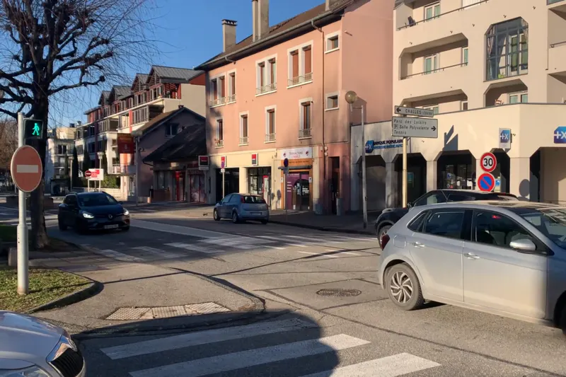 Challes les Eaux: Travaux de réalisation de massif et de scellement pour les abris bus - Avenue de Chambéry
