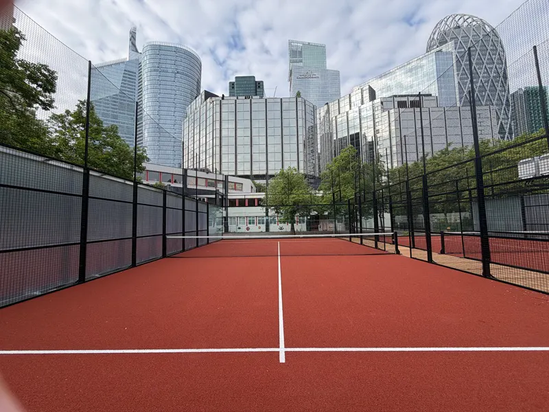 Padel : un nouveau terrain de jeu pour les Courbevoisiens