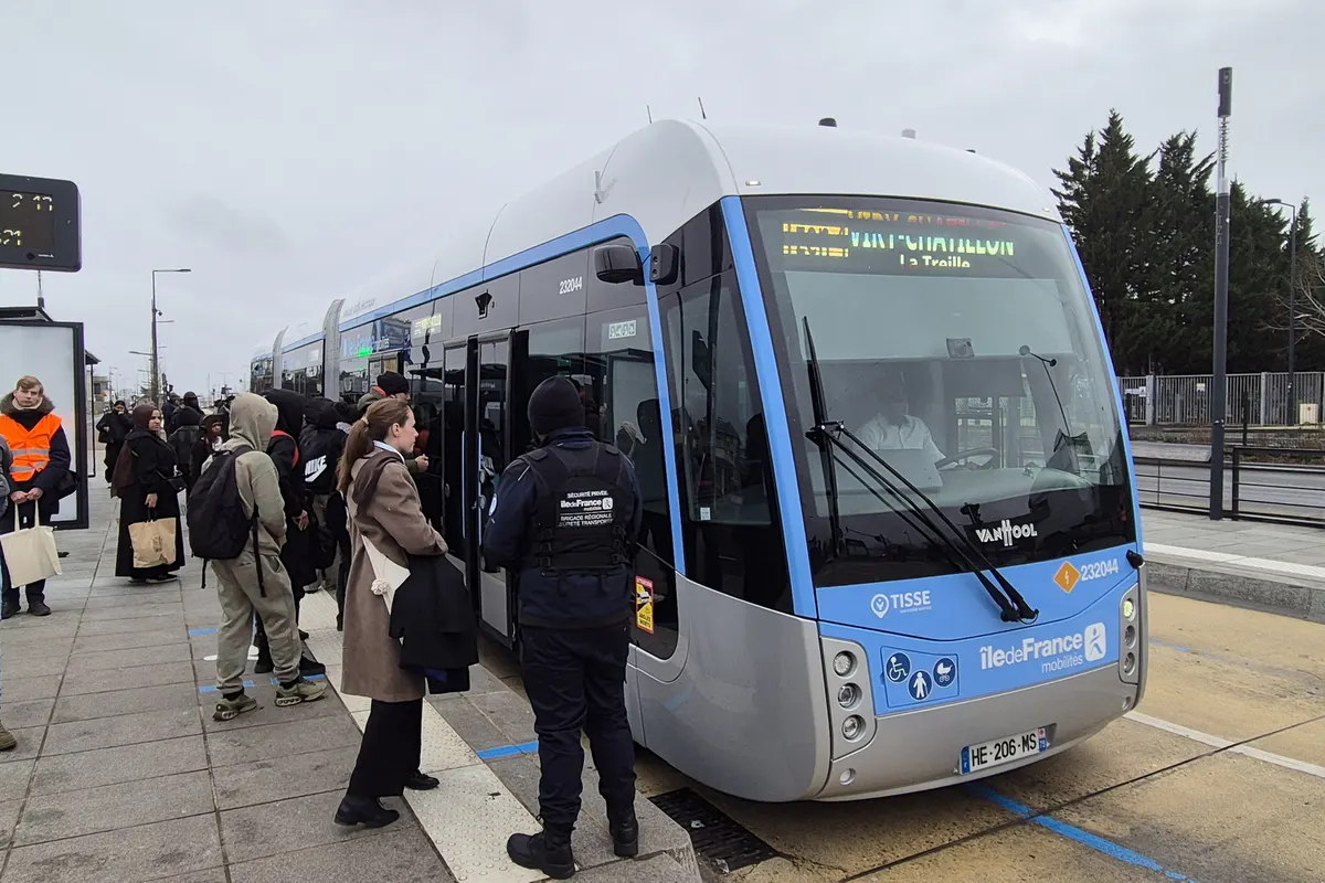Découvrez le nouveau bus TZEN 4, qui relie Corbeil-Essonnes, Evry-Courcouronnes, Ris-Orangis, Grigny et Viry-Chatillon