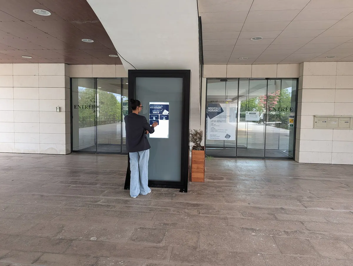 Une borne numérique à l'Hôtel de Ville