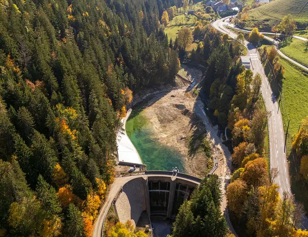 Travaux de curage du barrage d'Engins
