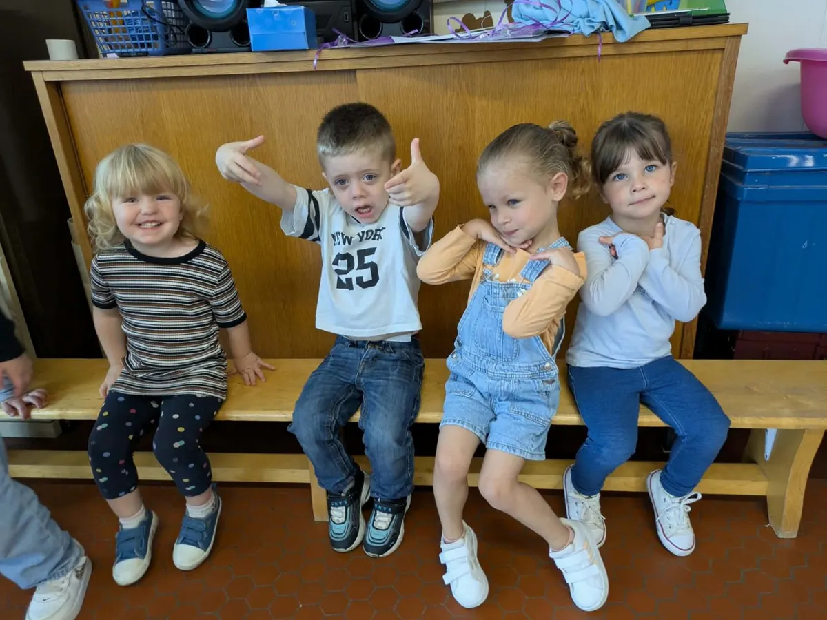 Les enfants de la crèche découvrent l&#8217;école maternelle