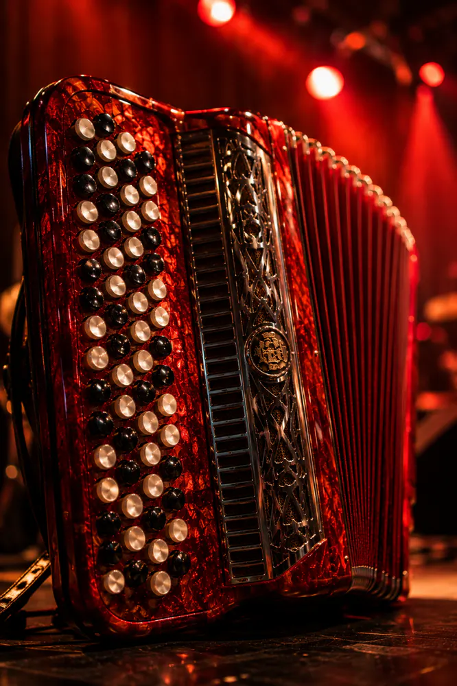 Bernard Marly & Athos Bassissi jouent à l'accordéon les grands classiques français à Chanaz
