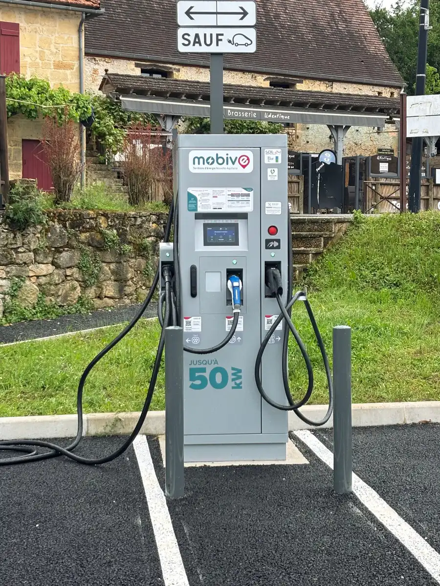 BORNES DE RECHARGE ÉLECTRIQUE // BOURG DE CARSAC
