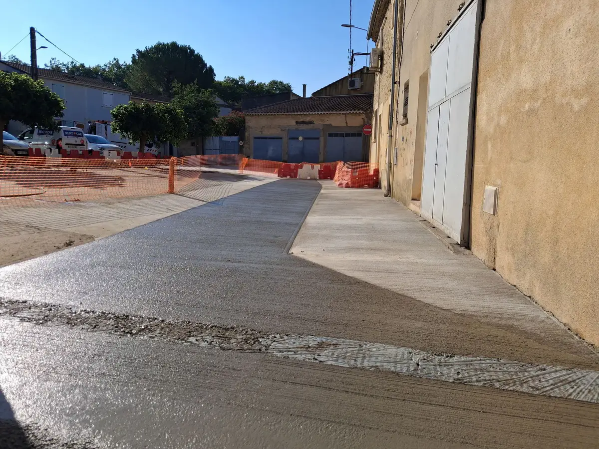 Les revêtements définitifs en béton sont en cours de réalisation