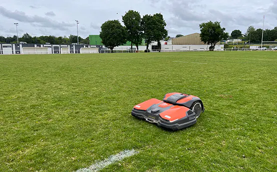 Un robot tondeuse en service au complexe sportif