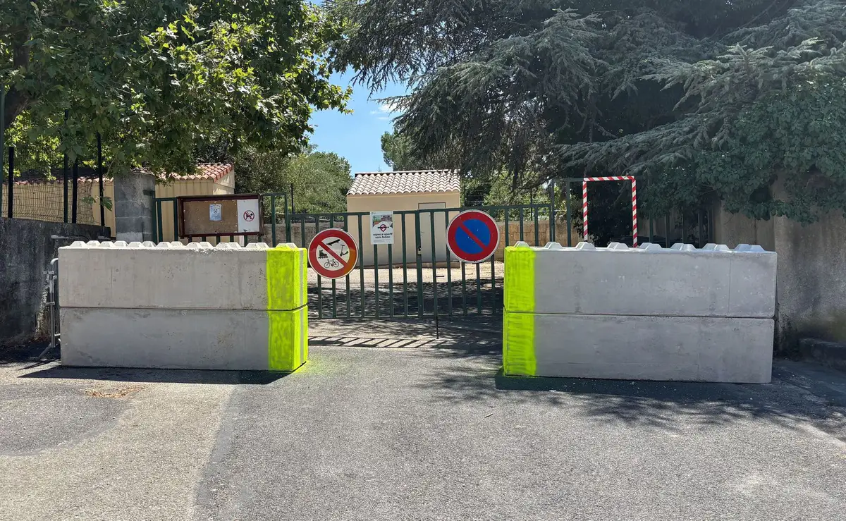 Installation de blocs béton pour sécuriser les accès au complexe sportif